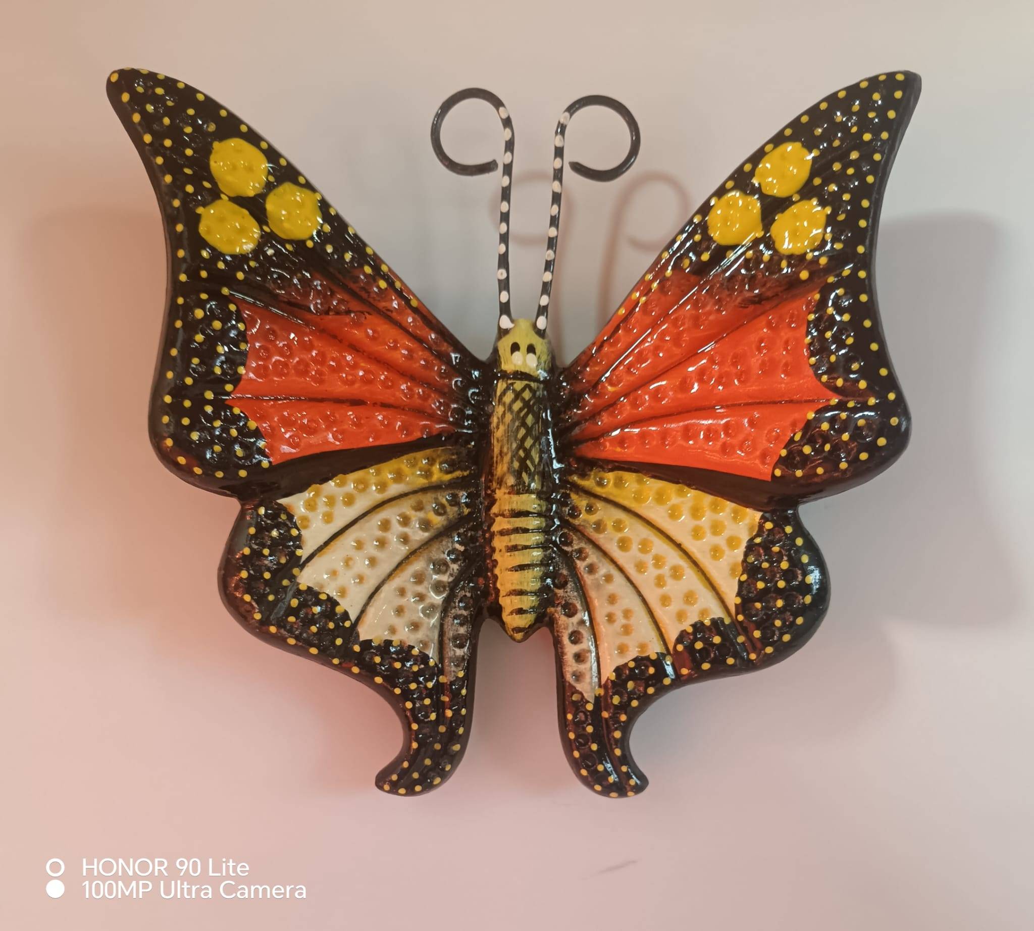WhatsApp Image 2026-10-06 at 12.59.12 Farfalla da Parete 14 cm in Ceramica Messicana Dipinta a Mano – Nero e Arancione - immagine 1